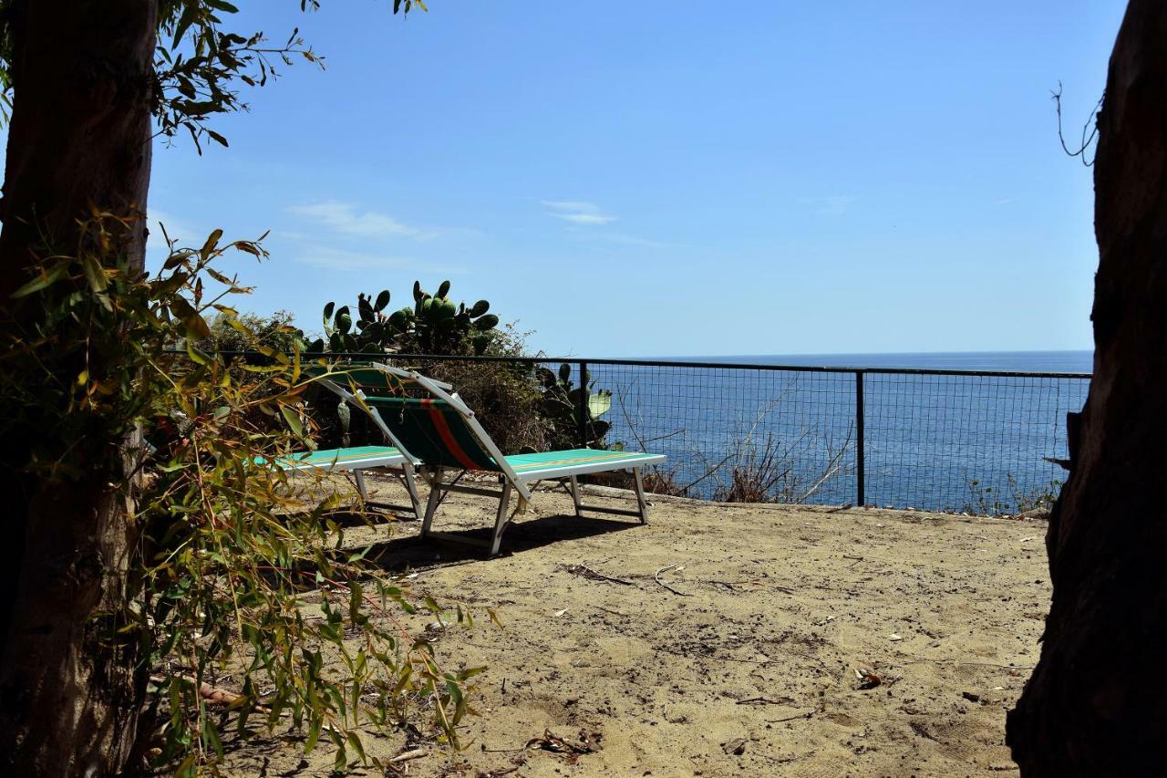 Riviera Degli Eucalipti - Cottage In Riva Al Mare อาชิเรอาเล ภายนอก รูปภาพ